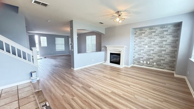 Building Photo - 4 bed 2.5 bath Single Family Home