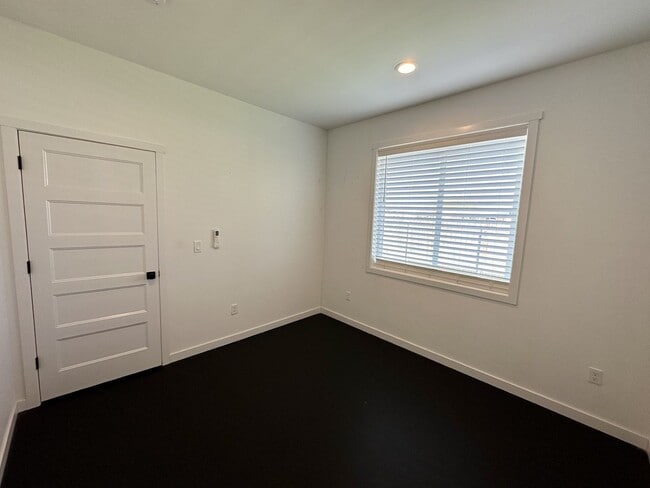 Building Photo - A Bright & Contemporary Home in Pasco