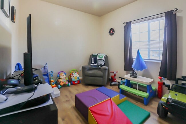 Building Photo - Pet Friendly 4 Bed 2 Bath Home!