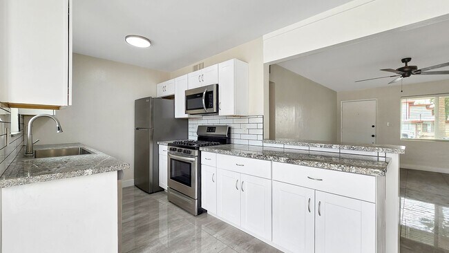 Building Photo - Gorgeous Remodel in Desirable North Central Phoenix Neighborhood