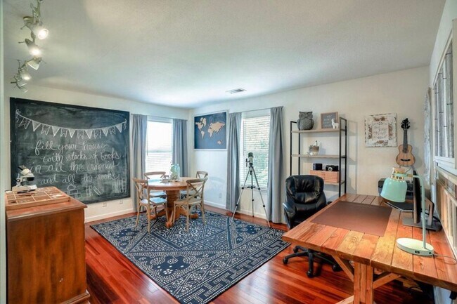 Building Photo - 1711 Mimosa St