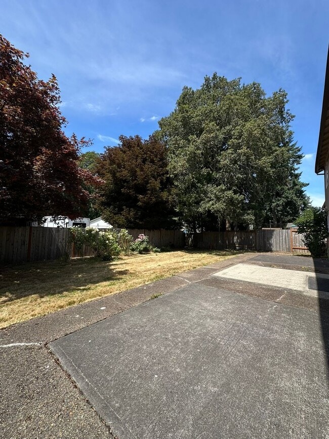 Building Photo - 4 bedroom, 2288sf home. Close to Nike, Int...