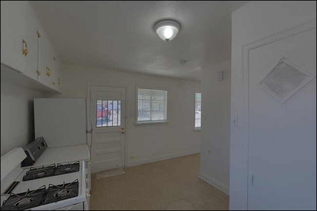 Building Photo - 810 Heisig Ave