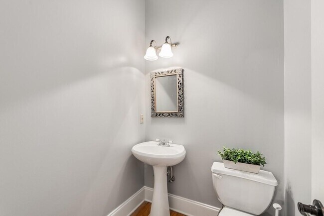 Building Photo - 331 Carpenter Dr NE