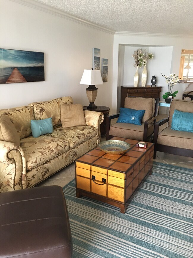 Living Room w/Ocean View - 9650 S Ocean Dr