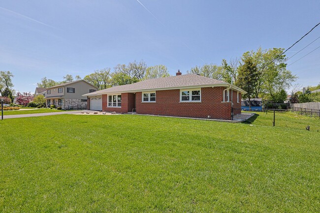 Building Photo - 2232 Sprucewood Ave