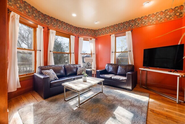Building Photo - HISTORIC QUEEN ANNE 3 Bedroom  2 Bath