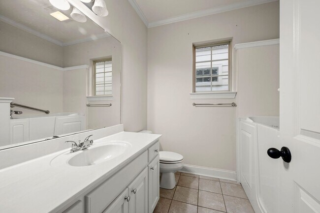 Building Photo - 14835 Pendleton Way