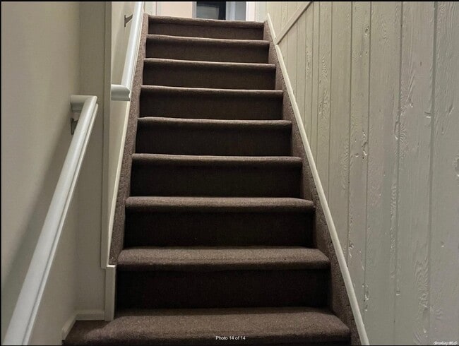 Building Photo - 24 Deepdale Dr