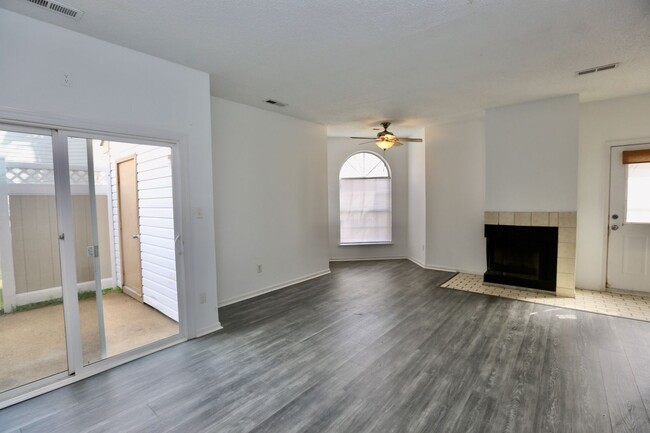 Building Photo - Updated Chimney Hill Condo Available 03-25...