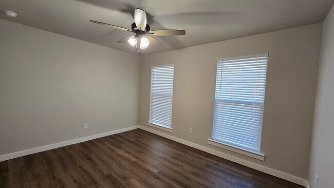 Building Photo - 512 Savannah St