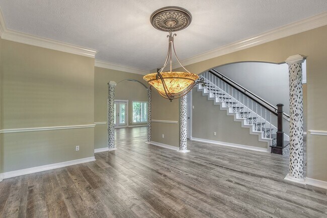 Building Photo - 10819 Lake Windcrest Blvd