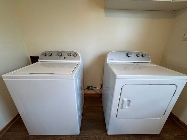 Building Photo - Renovated 2 bedroom Duplex!