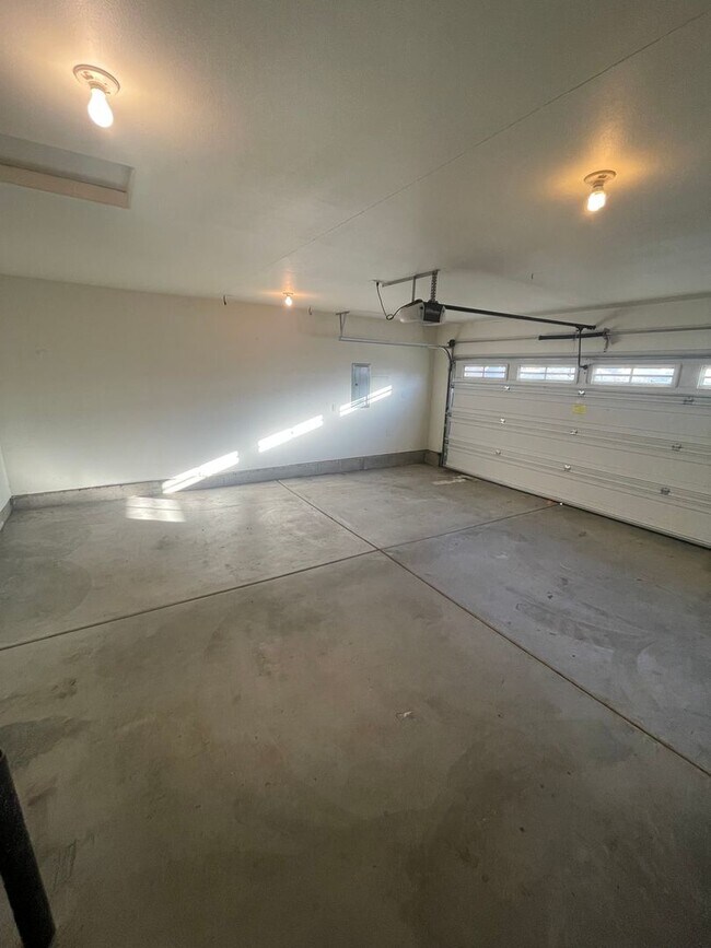 Building Photo - Convieniently located charming three bedroom duplex with modern updates!