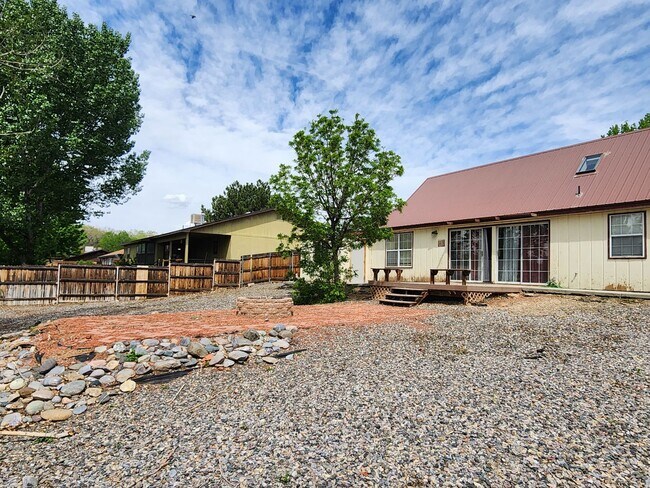 Building Photo - 2 Bedroom Home Located in Bloomfield