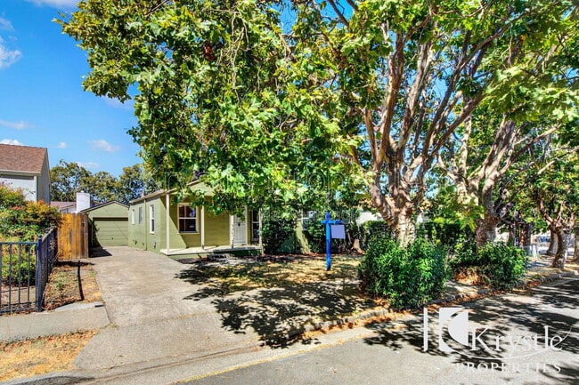 Building Photo - 579 Cedar St