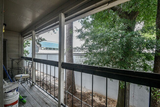 Building Photo - 17331 Red Oak Dr