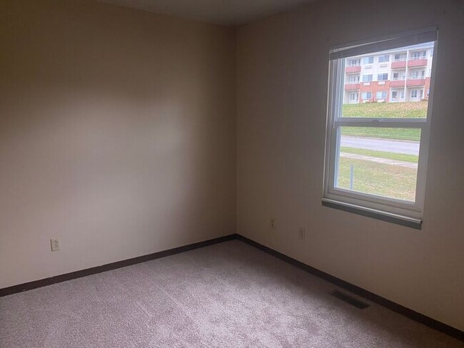 Building Photo - $1,250 | 2 Bedroom, 2.5 Bathroom Townhome ...