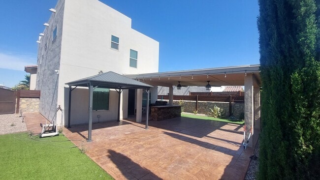 Building Photo - Backyard Oasis!!!  Beautiful 4 bedroom 2.5 bathroom 2 story home on corner lot!