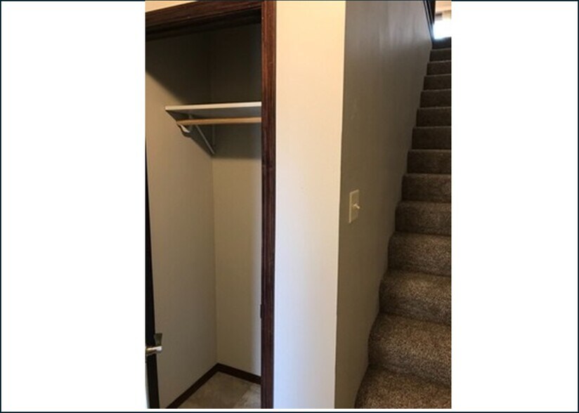 Building Photo - 320 Vernon Dr