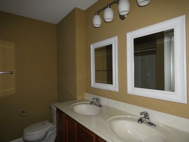Building Photo - 627 N Edgemere Dr