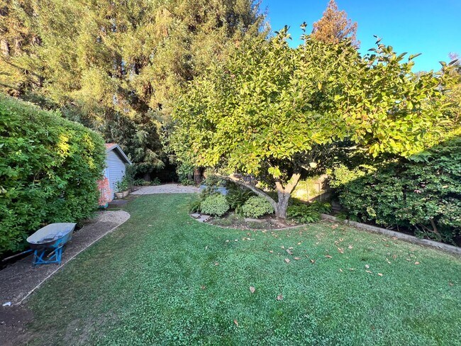 Building Photo - CHARMING TWO BED / ONE BATH HOME ONE BLOCK...