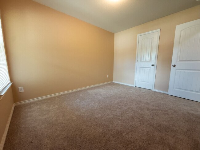 Building Photo - Pleasant 3 Bed / 2 Bath Home AVAILABLE NOW to rent in Ennis, TX