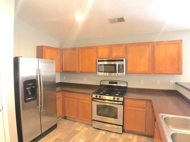 Building Photo - Don't miss out!  Beautiful 3 bedroom Los Lunas Home! Open Layout, spacious living room. Easy I-25...