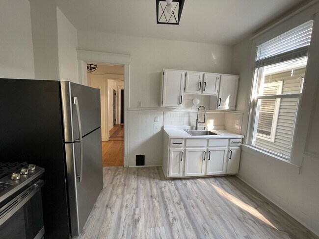 Building Photo - Newly Remodeled 6 Bedroom Eastside Upper Unit