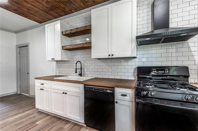 Primary Photo - Beautifully remodeled single family home, ...