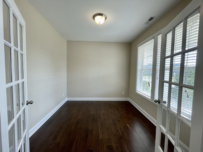 Building Photo - 4 Bed, 2 And A Half Bath Nest In Bedford