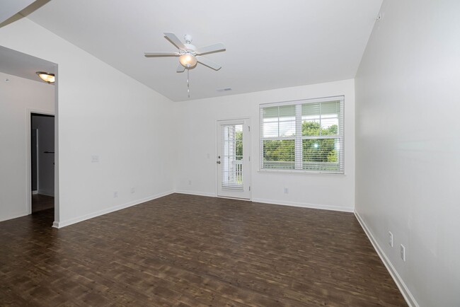 Building Photo - BEAUTIFUL 3BD 2.5 BTH Apartment home RAINT...