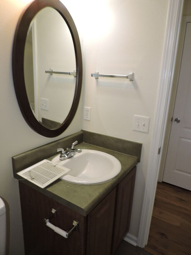 Building Photo - Four bedroom home near Whiting Field!