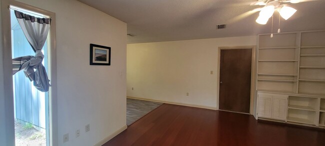 Building Photo - 3/2 Home in Vastavia Subdivision