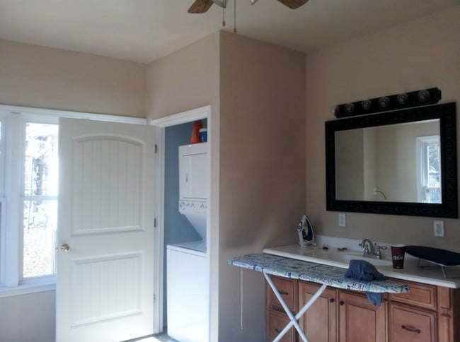 Building Photo - 2215 W Admiral Ave