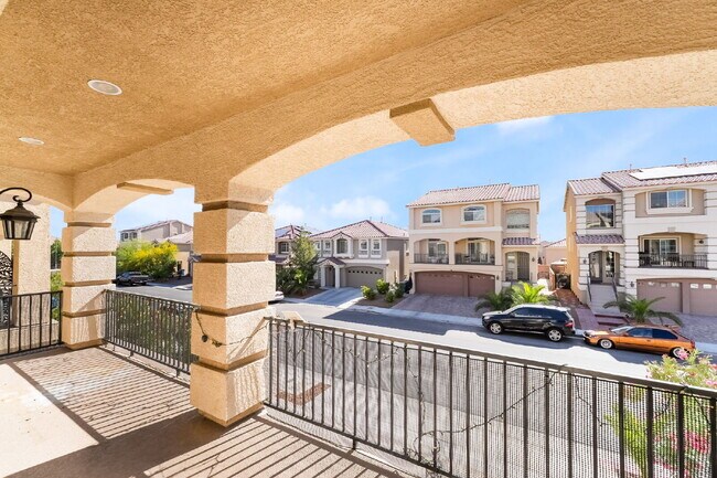 Building Photo - 4 bedroom home, 4 bathrooms,  with a fully self  contained casita with a 3 car garage