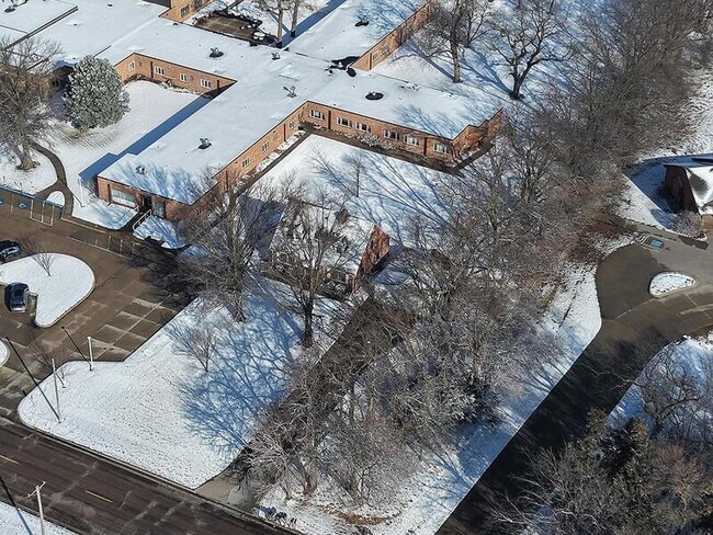 Building Photo - 705 E 9th St