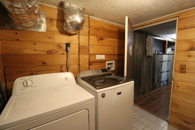 Building Photo - 8045 Sarah Thomas Rd