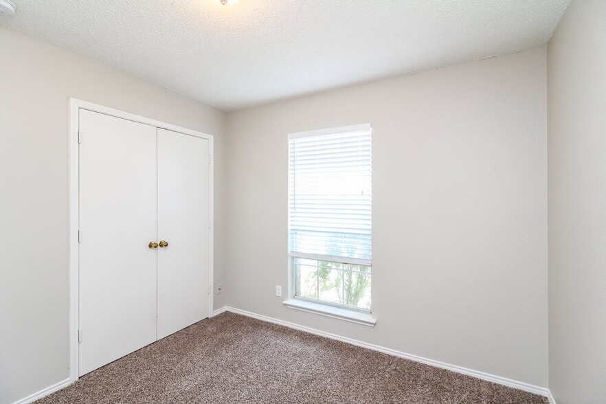 Building Photo - 1040 Glencrest Dr
