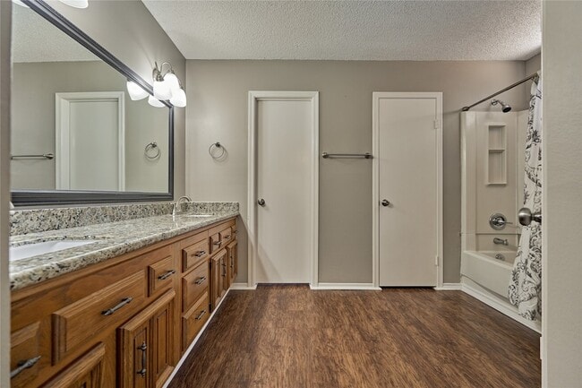 Building Photo - 3122 Village Park Dr