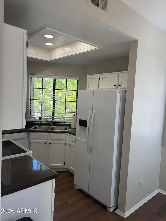 Building Photo - 930 N Mesa Dr