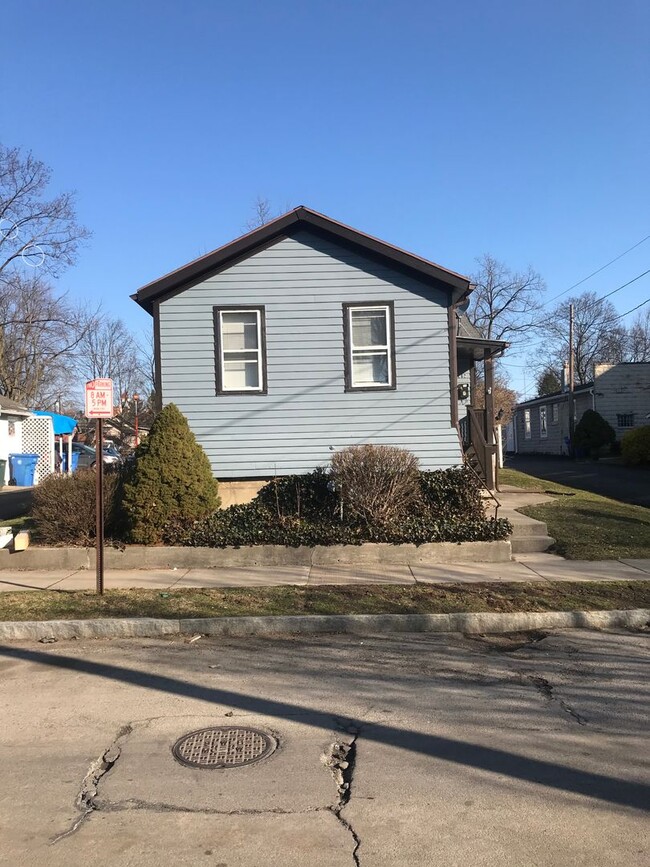 Building Photo - Cozy Single Bungalow right in the Wedge! A...