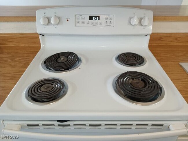 Building Photo - 1400 E Mesquite Ave