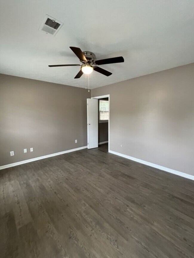 Building Photo - Newly updated 3 Bedroom/2 bath/bonus area ...