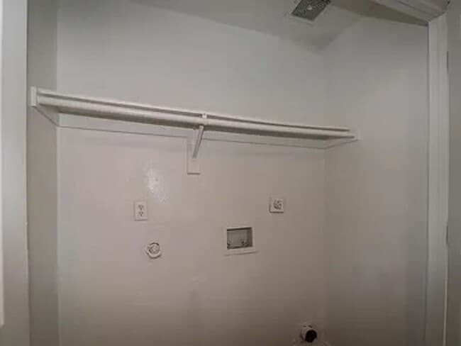 Building Photo - 4-bedroom home!