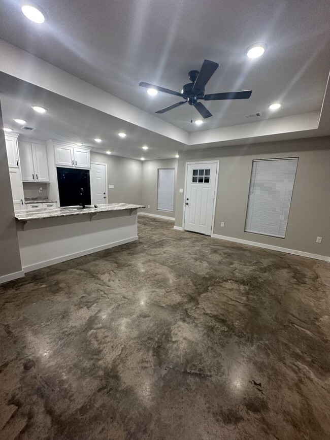 Building Photo - 3 BED 2 BATH HOUSE ON AN ACRE OF LAND! Pet...