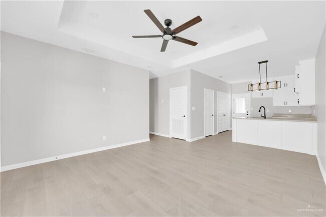 Building Photo - 14 E 13th St