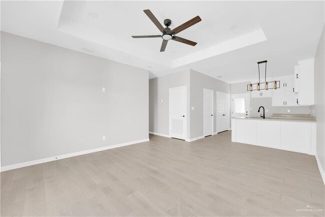 Building Photo - 15 W Daffodil Ave