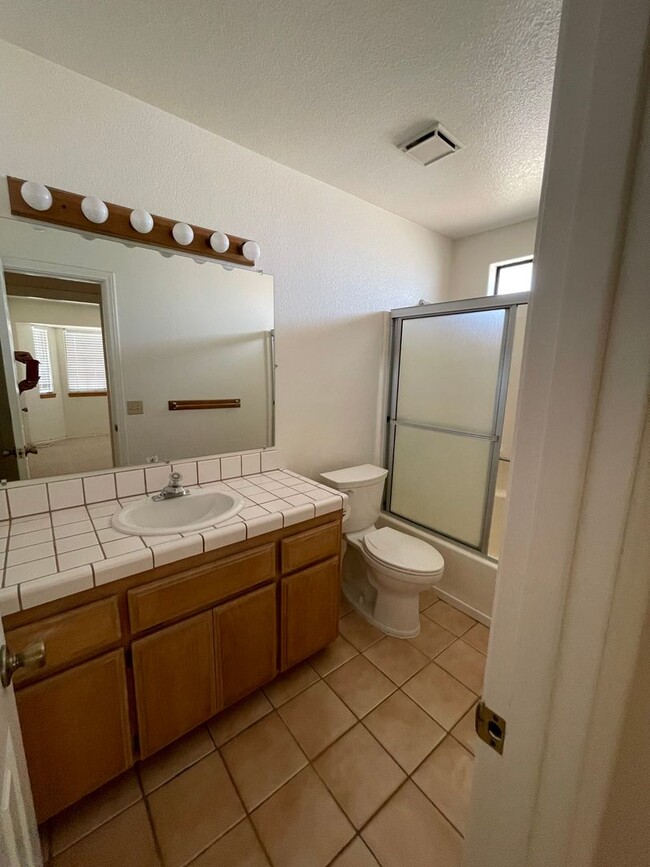 Building Photo - Victorville- Beautiful 3 Bedroom Home in G...