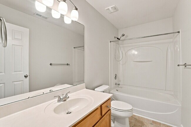 Building Photo - Spacious End Unit Townhome!